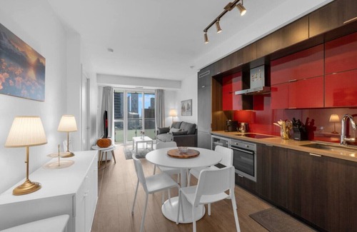 Toronto Entertainment District Hotel | Tower View Stays - 1 min to Rogers Centre/MTCC - Pool
