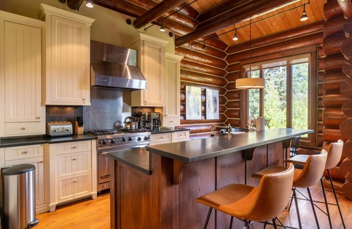 Bouvet Island House | Townhome on the Creek 135 by AvantStay | Ski In/Ski Out Home w/Hot Tub