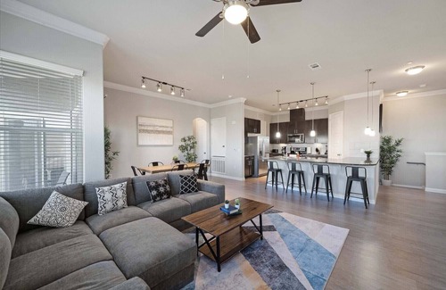 McNeil Apartment | Townhome W a pool in North Austin 7351