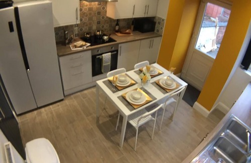 Crewe House | Townhouse @ 87 Walthall Street Crewe - Whole 5 Bedroom House