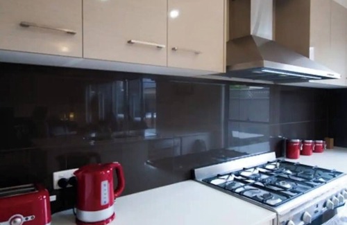 Echuca House | Townhouse on McKinlay - Central, spacious, luxurious 3 bdrm w/hot tub & Foxtel