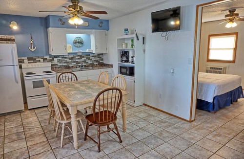Eddyville House | Townhouses 2 & 4 (Sleeps 1-12) - Offer a Full Size Kitchen/Sitting Area, 2 Full size bathrooms with tub/shower units, 2 Queen beds, 1 twin bed, 2 Full Beds, & 1 Twin over Full Bunk Bed.