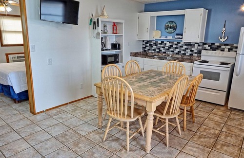 Eddyville House | Townhouses 3 & 5 (Sleeps 1-10) - Offer a Full Size Kitchen/Sitting Area, 2 Full size bathrooms with tub/shower units, 3 Queen beds, 1 twin bed, 2 Full Beds.