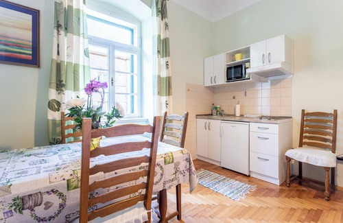 Bacvice Apartment | Traditional Dalmatian apt., 3 min walk to beach