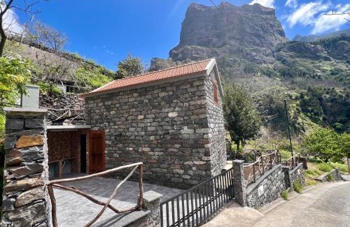 Curral das Freiras House | Traditional House