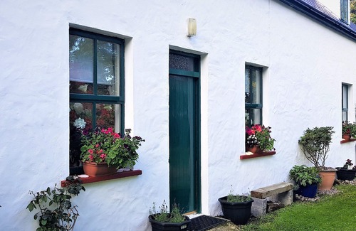 Castlegregory Cottage | Traditional stradbally country cottage in village location close to beach
