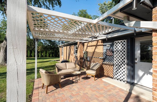 Burr Ridge House | Tranquil 3-Bedroom House with Pond View, Spacious Backyard, and Modern Amenities