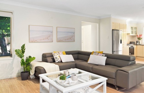 Wollongong West House | Tranquil 3BR T/Home w/Spa bath, BBQ & EV Parking