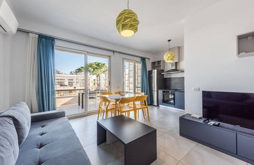 Ishem Apartment | Tranquil Apartment with pool access - Manjola