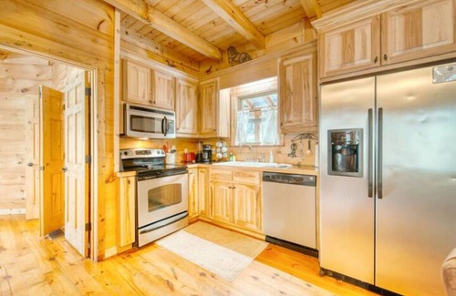 Suches Cabin | Tranquil Cabin in Appalachian Mountains - Dog Friendly