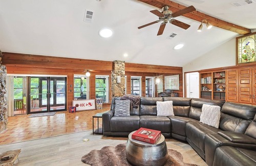 Lucas House | Tranquil Country Retreat | 3BD, Playground, Picnic