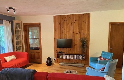 La Conception Cabin | Tranquil Lakefront-2 bedroom retreat for work/play