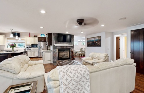 Lodi House | Tranquil Lakefront Retreat with Breathtaking Views and Cozy Firepit