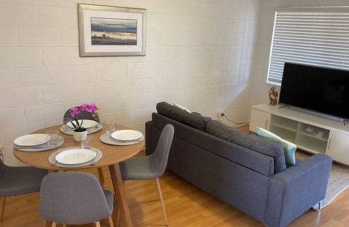 Central Coast Apartment | Tranquil Lakeside retreat