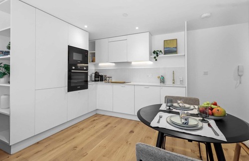 Eastbourne City Centre Apartment | Tranquil Modern Apartment with All Amenities