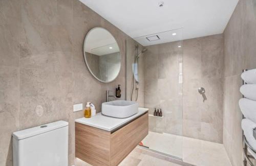 Queenstown Hotel | Tranquil Modern Studio