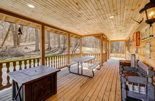 Damascus House | Tranquil Mountain Getaway in Troutdale Game Room!