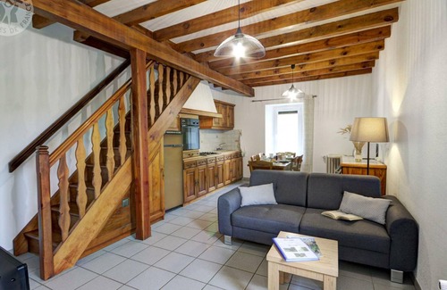 Apinac Cottage | Tranquil peaceful cottage with Wi-Fi, pets allowed, for 4 people