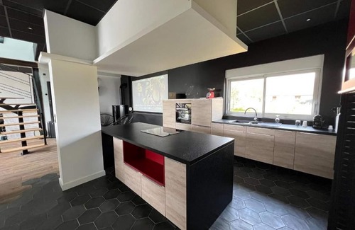 Montfort-le-Gesnois Cottage | Tranquil Retreat: Heated Pool, Near Le Mans, Fully Equipped, 5 Private Baths, Free Wi-Fi & Parking