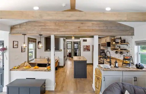 Monroe House | Tranquil Waterfront Retreat on Mombasha Lake