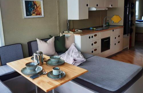 Havelsee House | Traumhaus-auf-dem-Wasser-Modernisiertes-Hausboot-13-x-4-m