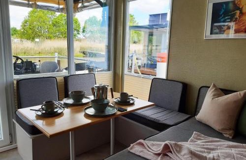 Havelsee House | Traumhaus-auf-dem-Wasser-Modernisiertes-Hausboot-13-x-4-m