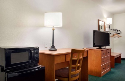 Clinton Hotel | Travelodge by Wyndham Clinton Valley West Court