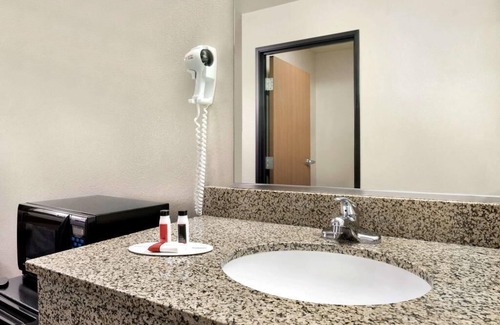Clinton Hotel | Travelodge by Wyndham Clinton Valley West Court