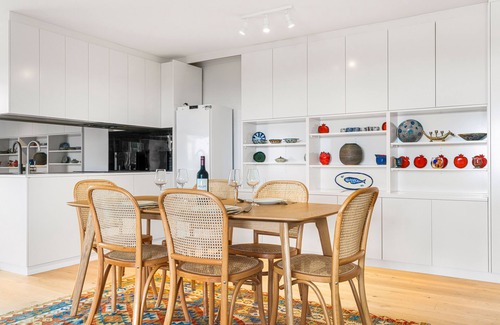 Dover Heights Apartment | Tree House- Views Inclinator Huge Deck Walk to Beach