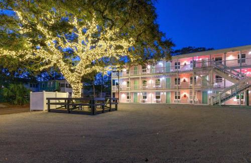 Windy Hill Apartment | TreeHouse Lodge Walk to Beach Pet-Friendly 204