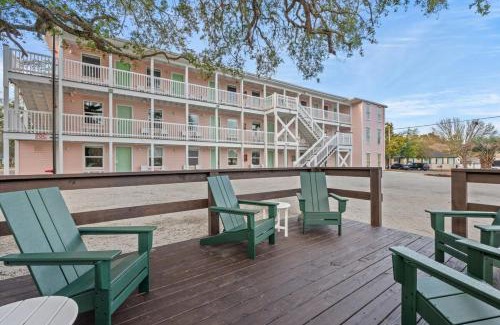 Windy Hill Apartment | TreeHouse Lodge Walk to Beach Pet-Friendly 302