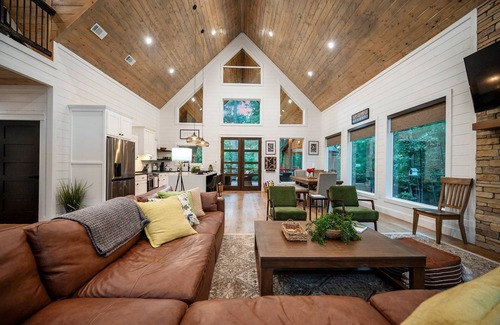 Pickens Cabin | Treehouse Playset, Trail Access, Hot Tub, Fire Pit
