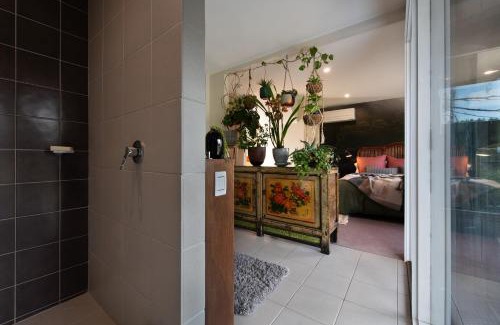 Daylesford Villa | Treehouse Spa Villa - Unique & Secluded Retreat in Daylesford