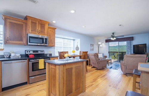 Indian Point Condo | Treehouse Vibes | No Stairs | 2BR w/Deck + Lake