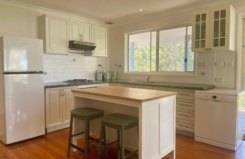 Bulli Tops Apartment | Treetop Beach Apartment 2 Coledalen3 mins walk to beach