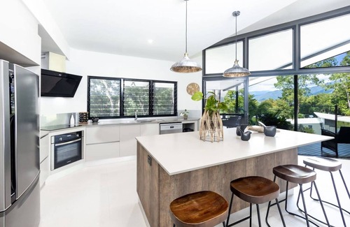 Brinsmead House | Treetops Retreat: A Serene Rainforest Escape with Mountain Views