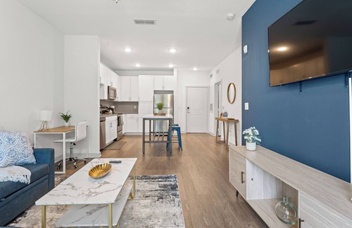 Arlington Apartment | Trendy 1BR Apt/King Bed/Pool/Gym/Clse to Beach