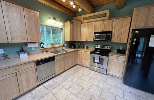 Packwood Cabin | Tri-level, 10-guest, 4 bedroom, 2 bathroom home with hot tub and game room.