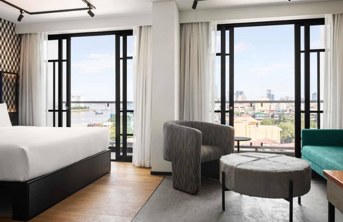 Daun Penh Hotel | TRIBE Phnom Penh Post Office Square