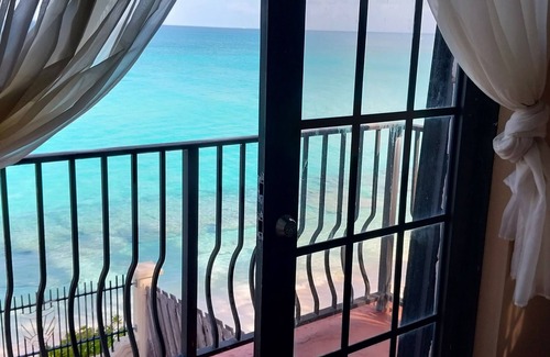 Alice Town House | Tricia's Romantic Beach Home