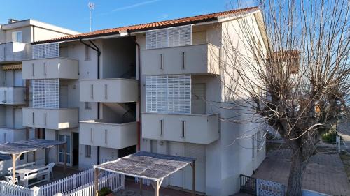 Torrette Apartment | Trilocale con terrazzino a 30mt dal mare di Fano - F005