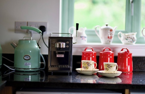 Berkhamsted Cottage | Tring Grange Cottage - Sleeps 2 - Onsite Parking