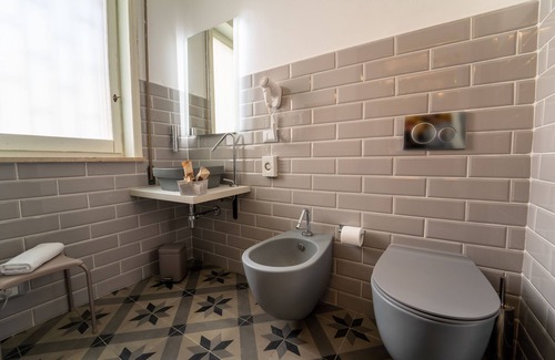 Taranto Bed & Breakfast | Triple room-King-Ensuite with Shower-Balcony