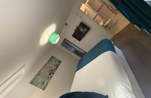 Crawley House | Trivelles Waterhall Country Gatwick Hotel & airport parking