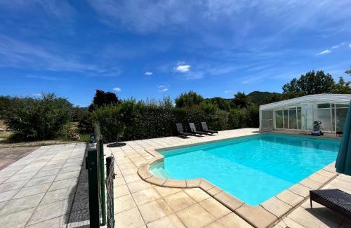 Saint-Gery House | Trois gîtes ensemble dans le même immeuble devant la piscine avec terrasses offrant une vue magnifique, dont une couverte au niveau de la piscine et vue sur la vallée à l'étage