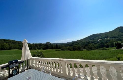 Saint-Gery House | Trois gîtes ensemble dans le même immeuble devant la piscine avec terrasses offrant une vue magnifique, dont une couverte au niveau de la piscine et vue sur la vallée à l'étage