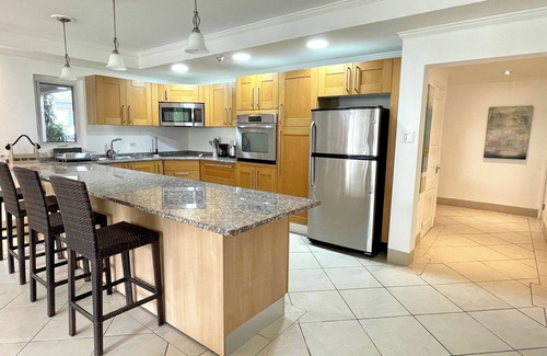 West Coast Condo | TROPICAL PARADISE ON THE BEACH