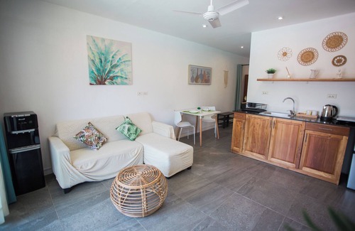 Dauis Apartment | Tropical Poolside Apartment - WiFi Aircon Netflix
