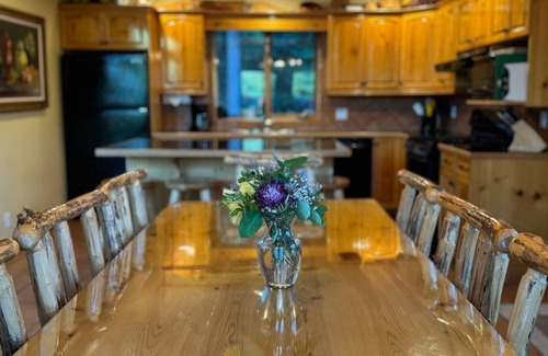 East Kootenay House | True Ski In/Ski Out Family Friendly Hot Tub Alpine Aerie Chalet