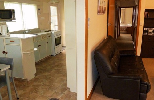 Tahunanui Hotel | Tudor Lodge Motel